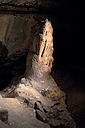 Großer Stalagmit mit Sockel